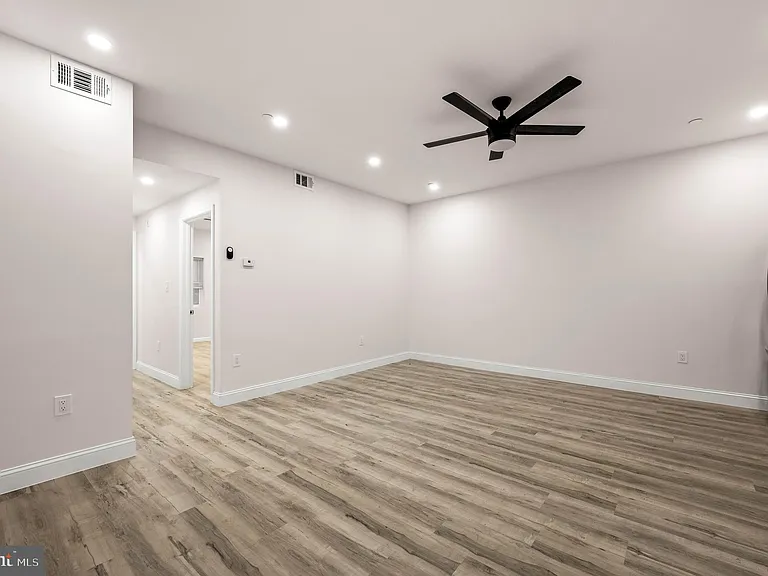 437 W Girard Ave #39-4 — Photo 3