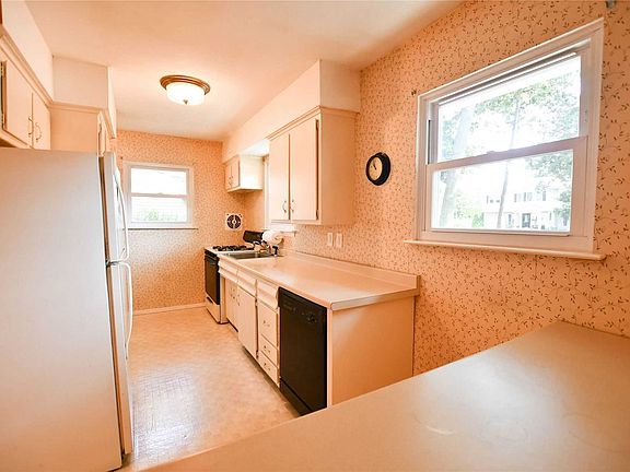3rd image of 364 Seville Blvd
