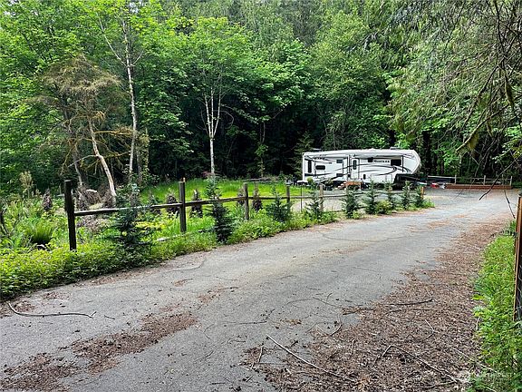 4th image of 51 E Lakewood Drive