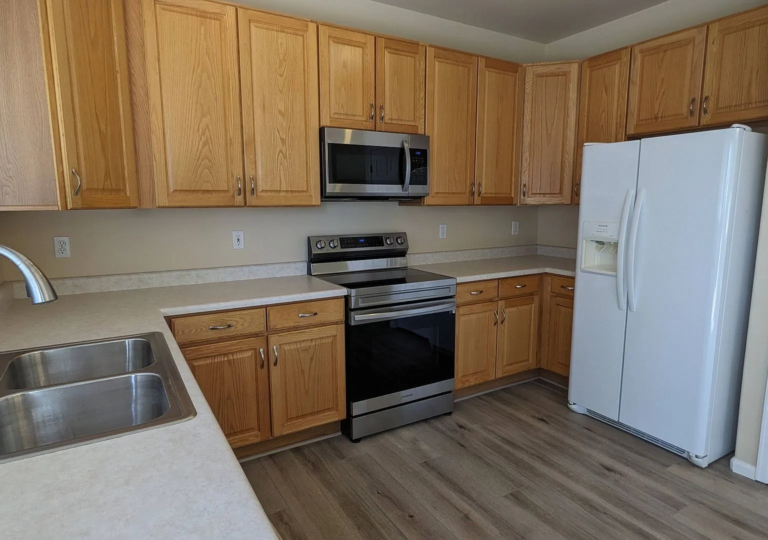 Bright 3-Bedroom Home on a Cul-de-Sac with Mountain Views — Photo 2
