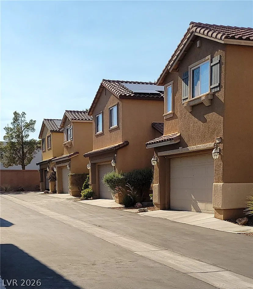 4 bed, 2.5 bath, 1656 sqft, $1,895 — Photo 1