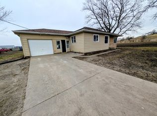 2031 Blue Dr, Pella, IA 50219
