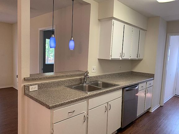 3rd image of 407 Parkhill Cv