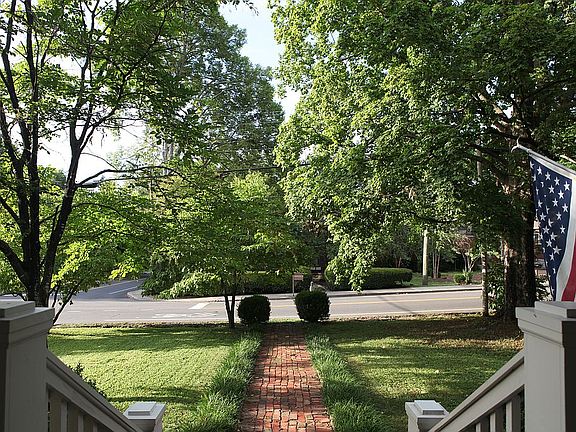 4th image of 2713 Woodlawn Dr