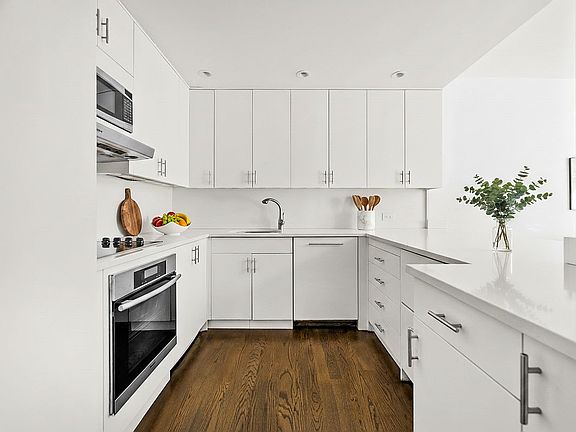 3rd image of 146 W 57th St APT 37E
