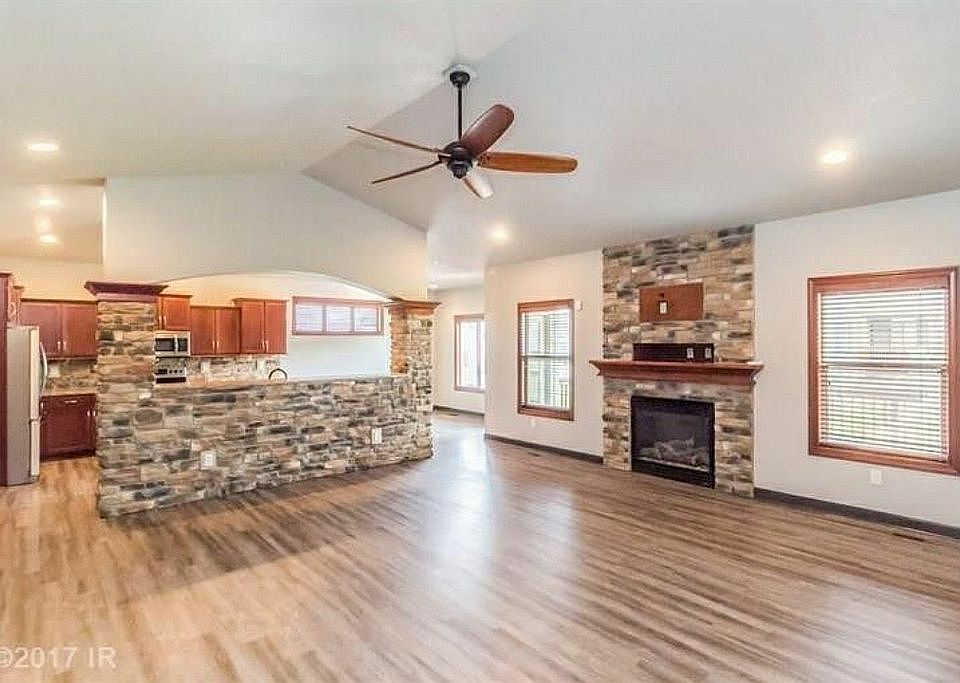 1st image of 360 S Huston Dr