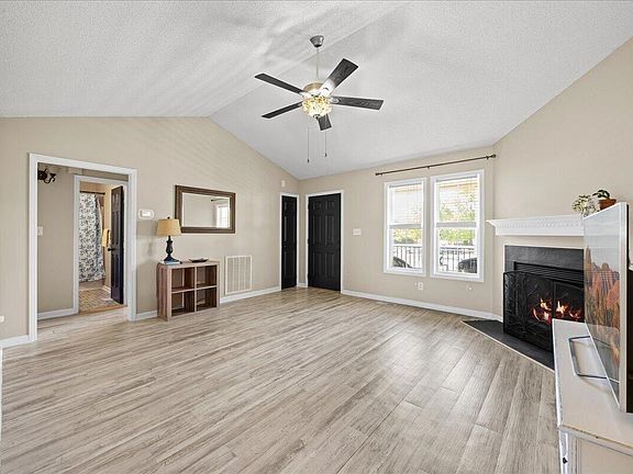 3rd image of 113 Patricia Dr