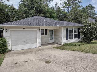 325 Apple Dr, Crestview, FL 32536