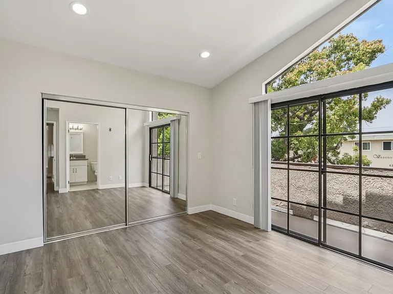 626 E Verdugo Ave #L — Photo 11