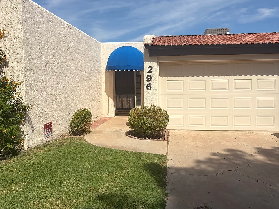 296 E Laguna Royale Dr