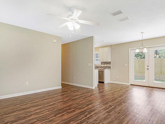 5th image of 820 Alexander St