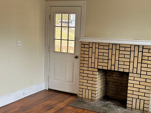 2nd image of 113 Pine St NE