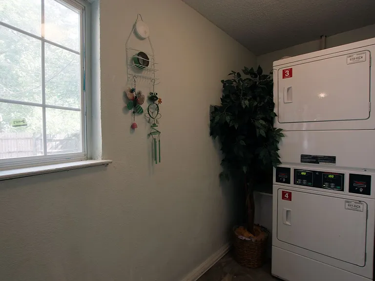 Oak Street Flats: Ranch Style Fully Remodeled Come Check Us Out — Photo 39