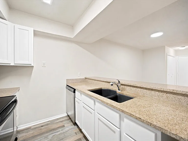 4913 Burlingame Dr — Photo 7