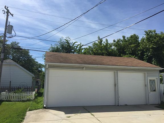 Garage Parking in rear