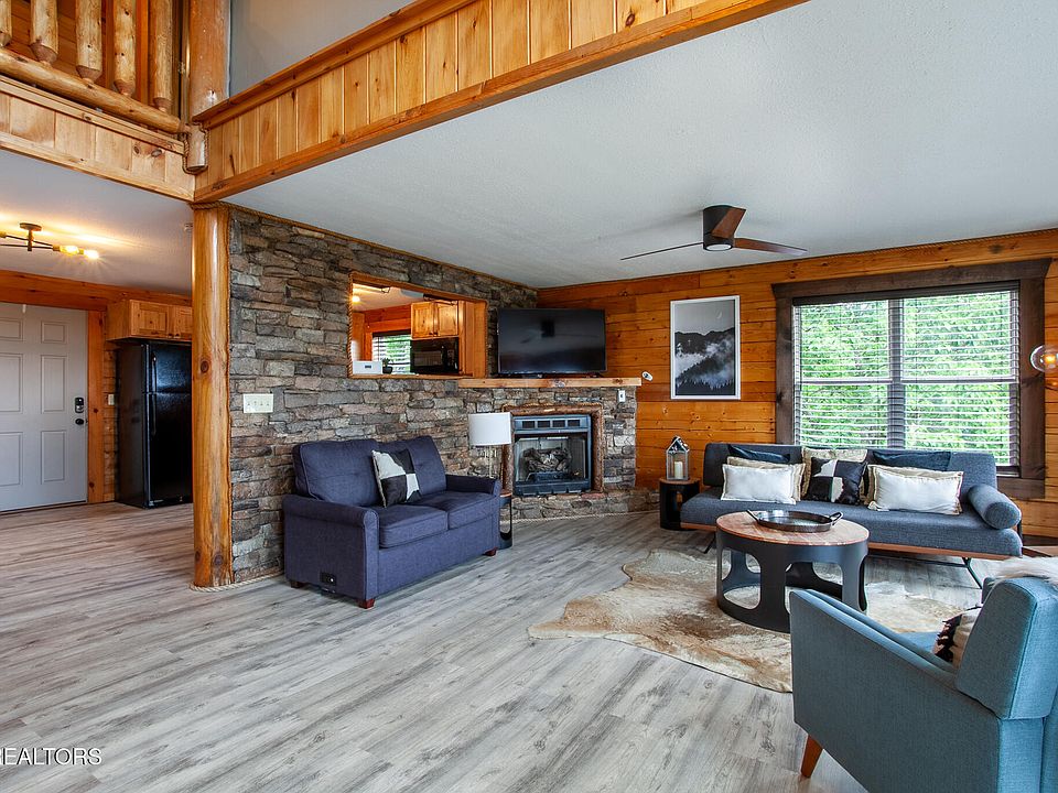 7th image of 920 Falcon View Way