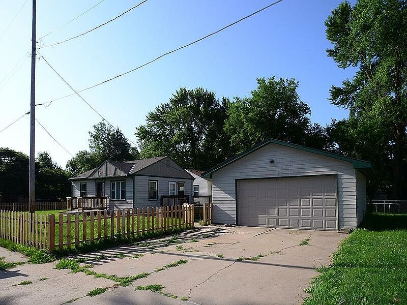 1st image of 901 W 27th Ave