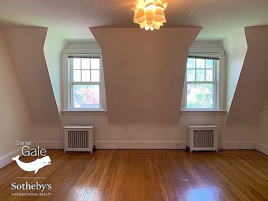 3rd image of 217 Burns St Floor 3