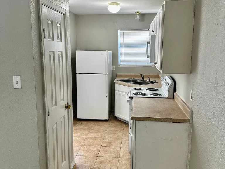 768 Avondale Ave #201 — Photo 4