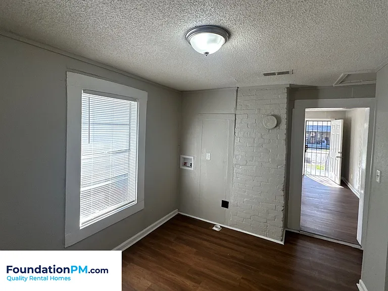 1596 Barton St — Photo 5