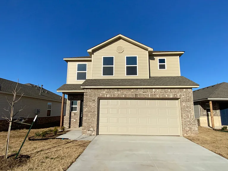 1841 Easton Ln — Photo 1
