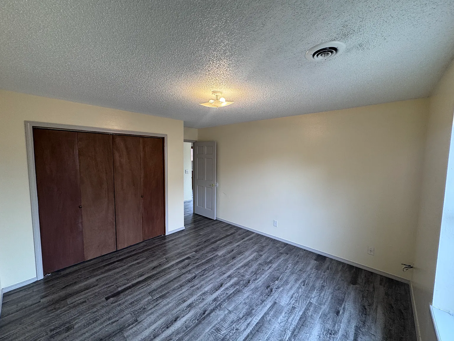 2 bed, 1952 sqft, $1,300 — Photo 3