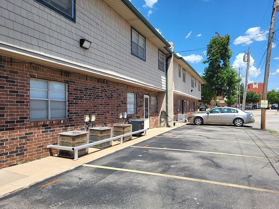 Bronchos Apartments in Edmond, OK next to UCO campus - 320 E Edwards St ...