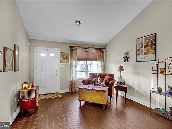 5th image of 104 Goldenfield Dr