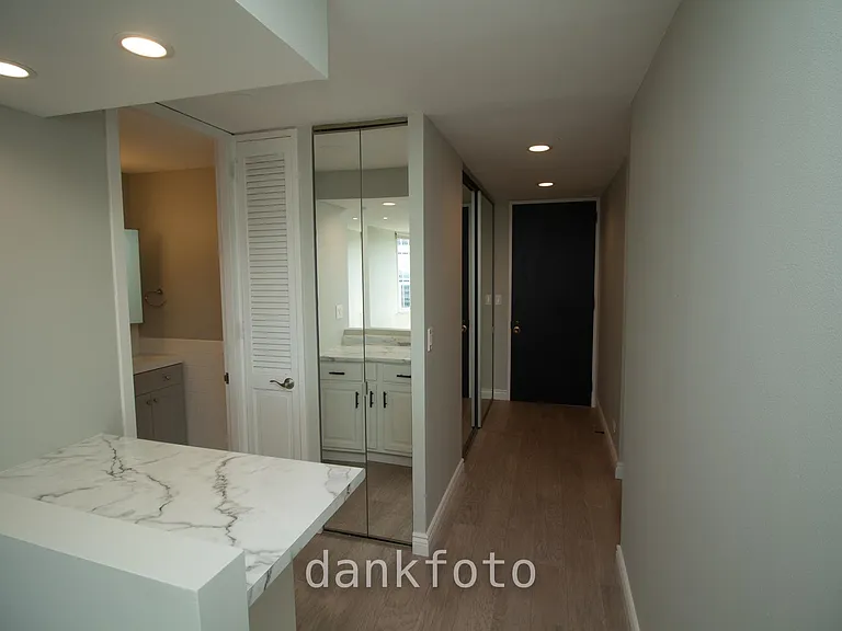 720 W Gordon Ter #22G — Photo 3
