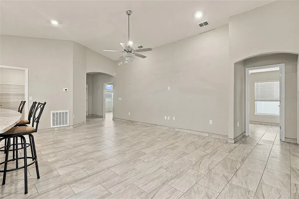 4 bed, 2.0 bath, 1715 sqft, $2,400 — Photo 3