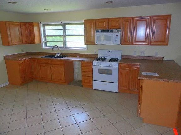 3rd image of 332 Tamarack St