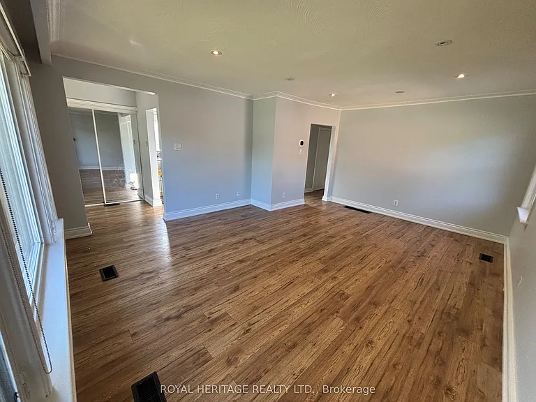 81 Eringate Dr #MAIN FLOOR — Photo 3