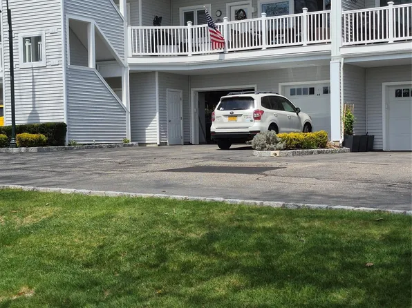 44 Fox Hill Dr, Baiting Hollow, NY 11933