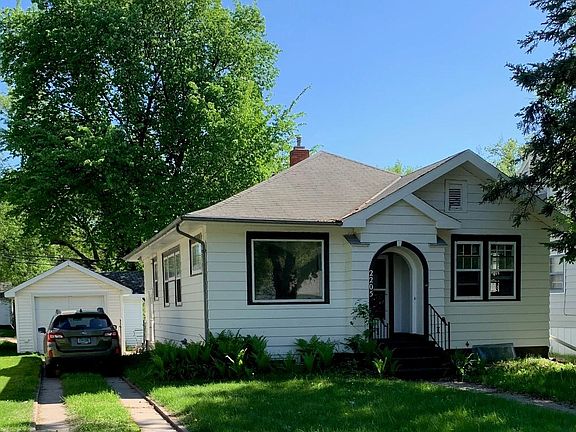 2205 University Ave, Grand Forks, ND