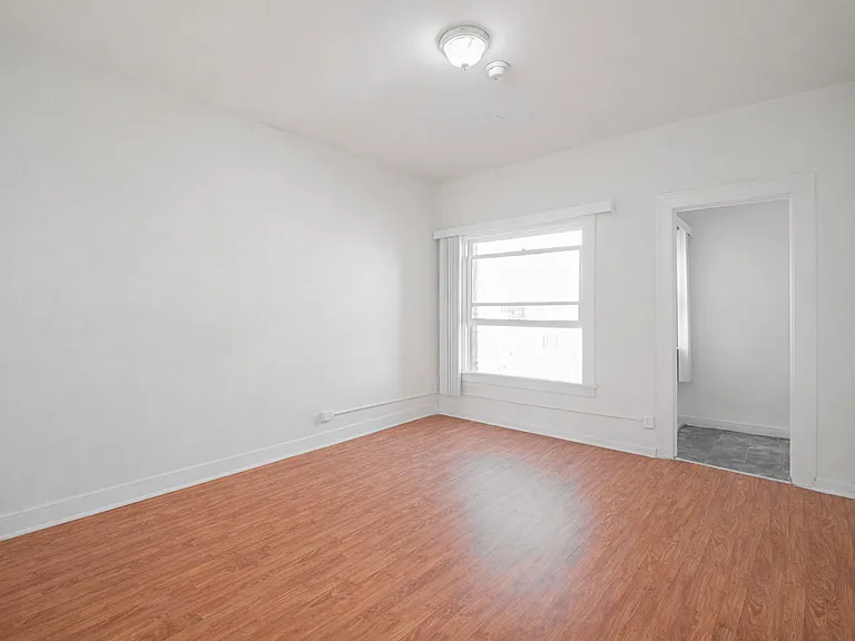 New Hampshire Apartments — Photo 4