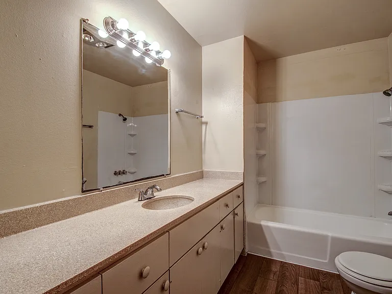Bay Bluff Apartments — Photo 21