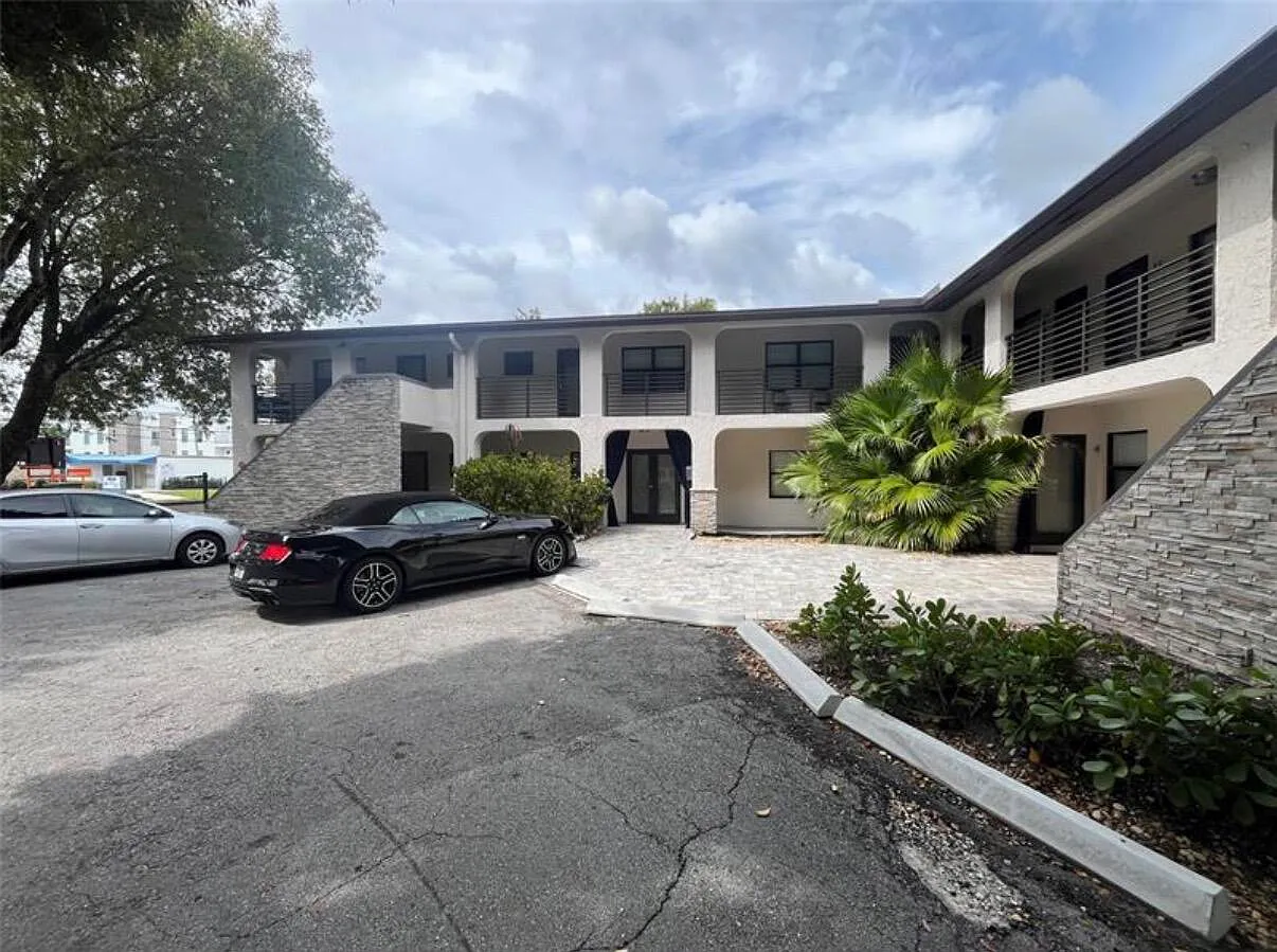 1 bed, 1.0 bath, 7037 sqft, $1,949 — Photo 2