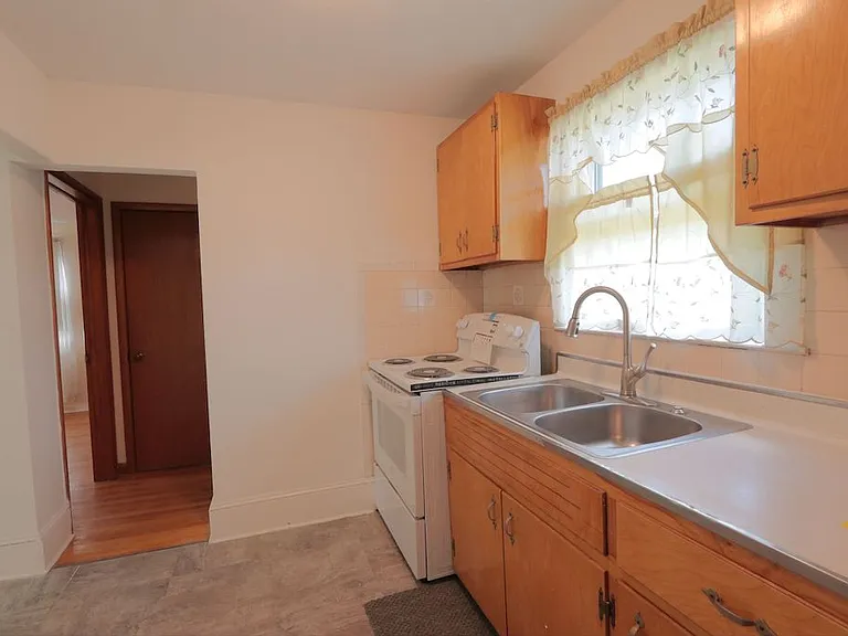 75 Maple St #2 — Photo 6