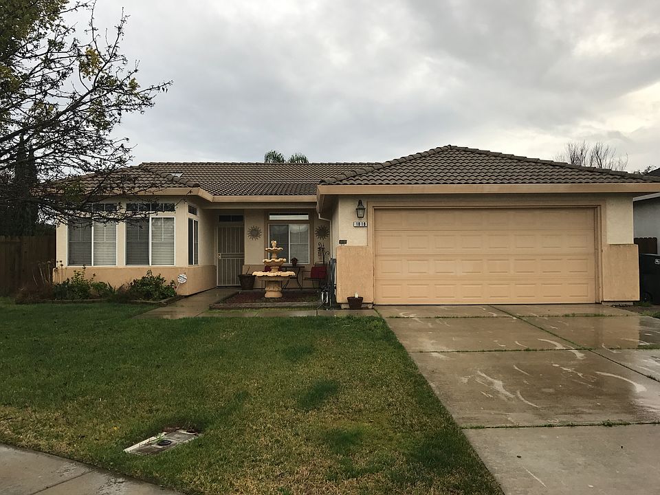 Located in a friendl and quiet cul de sac