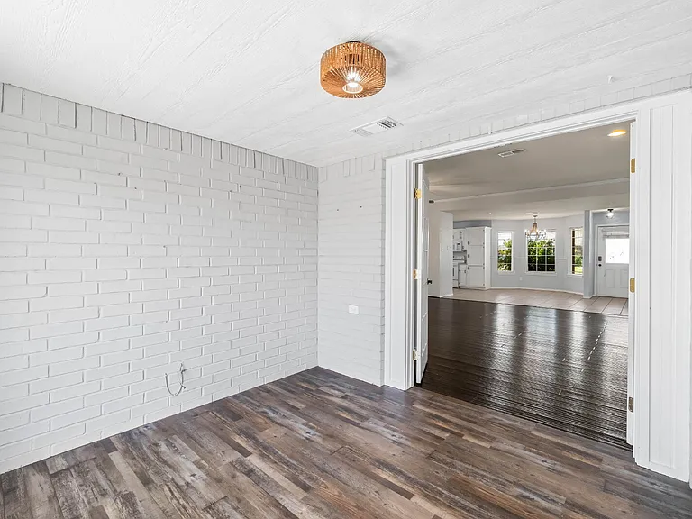 10702 Akron Ave — Photo 26