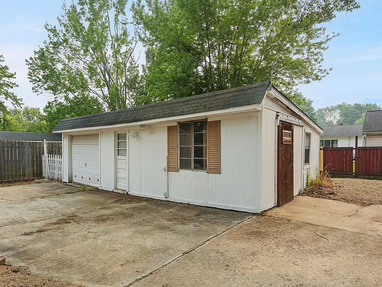 7365 Chennault Dr — Photo 36