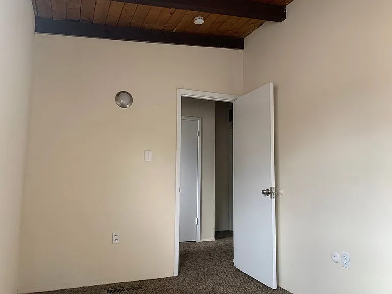 517 Vermont St NE — Photo 14