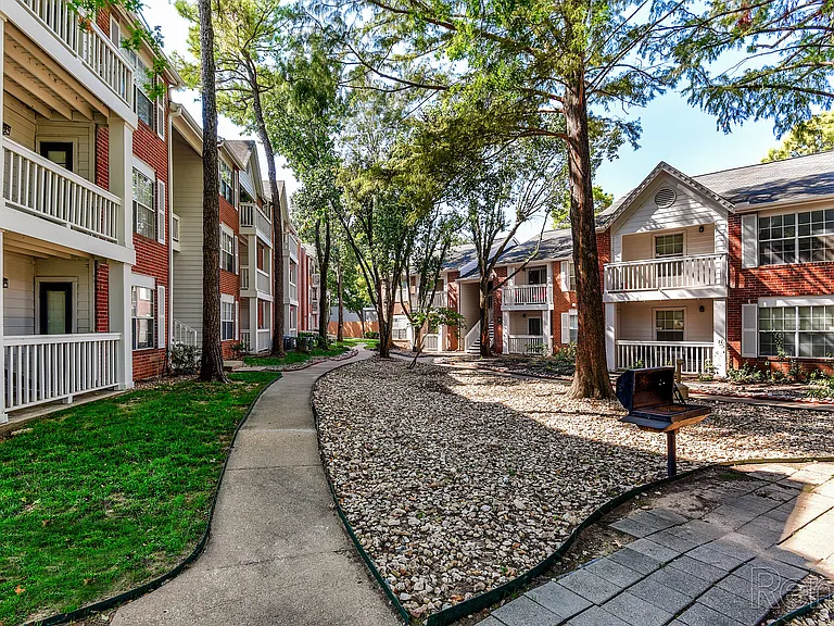 Greenbriar Apartments — Photo 6