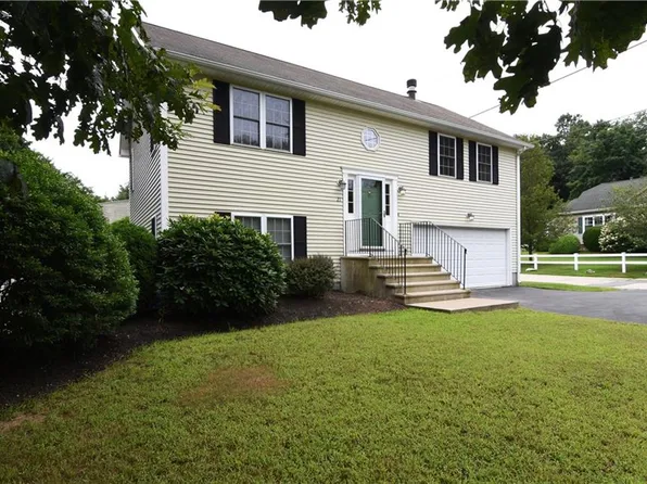 21 Breakneck Hill Rd, Lincoln, RI 02865