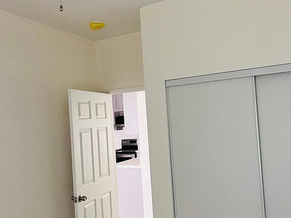 2nd image of 862 W 47th St #1/4