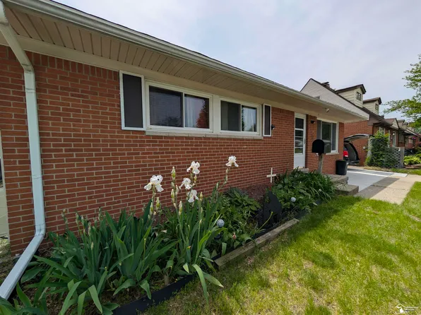 37613 Castle Dr, Romulus, MI 48174