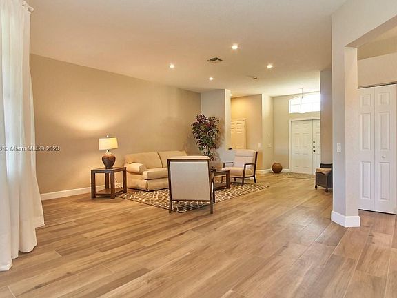 4th image of 778 Tulip Cir