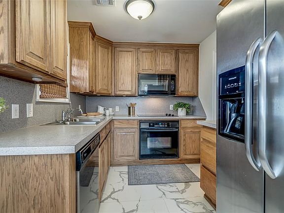 4th image of 1623 Oxford Way