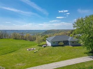 S3565 Rooster Ridge Ln, Fountain City, WI 54629