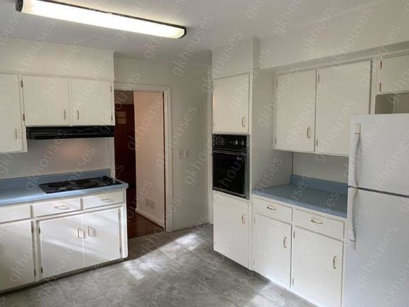 3rd image of 917 Shades Glen Dr